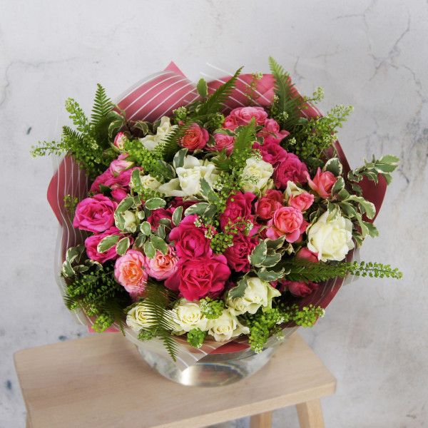 Букет Мелодия из роз с листьями папоротника mini