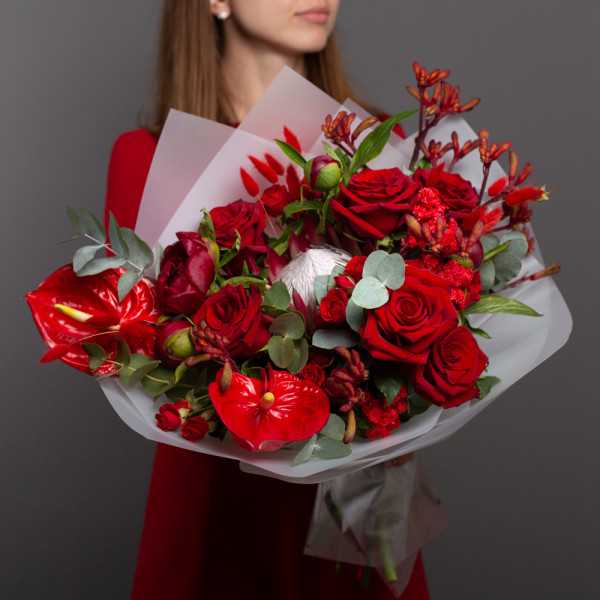Авторский букет Экзотика с розами и экзотическими цветами midi