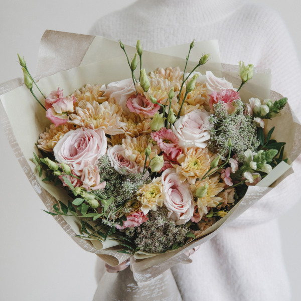 Букет «Скромная улыбка» с хризантемой и розой