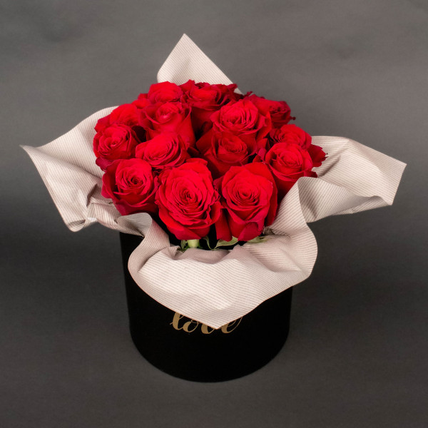 Букет "Комплимент" Красная роза в шляпной коробке, 15 шт., Эквадор