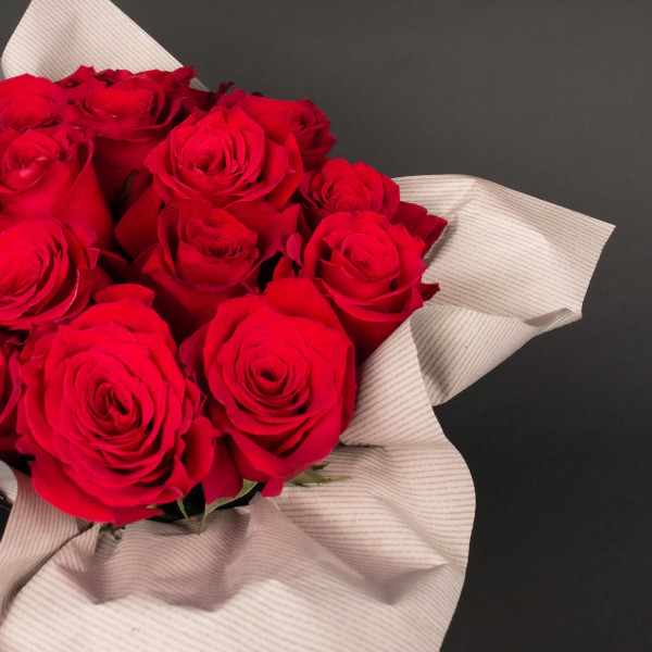 Букет &quot;Комплимент&quot; Красная роза в шляпной коробке, 15 шт., Эквадор вид 3