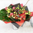 Эксклюзивный букет Корнелия из роз и экзотических цветов вид 1