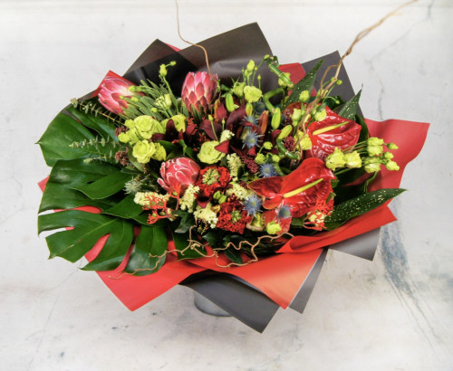 Эксклюзивный букет Корнелия из роз и экзотических цветов