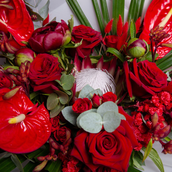 Авторский букет Экзотика с розами и экзотическими цветами вид 1