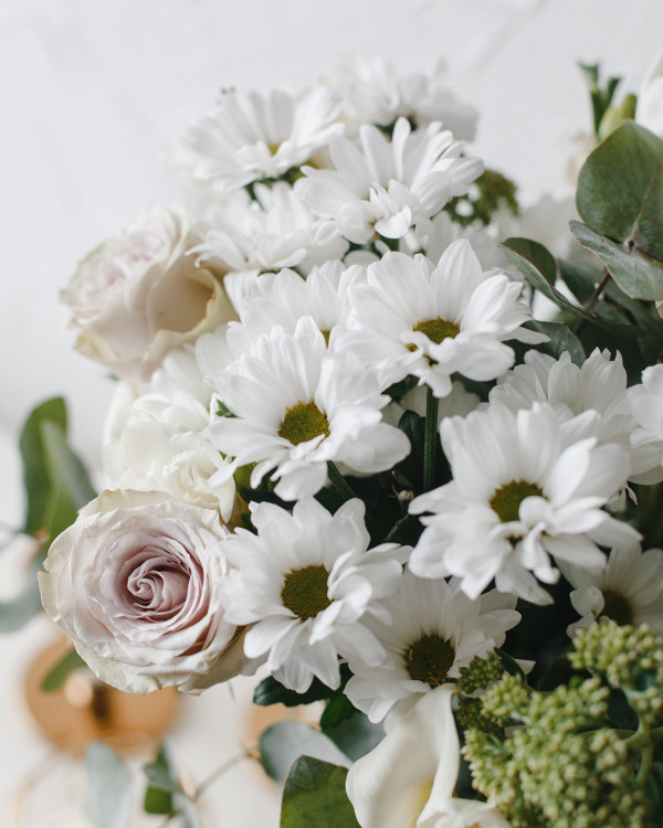 Коробка цветов для очаровательного белого букета вид 1